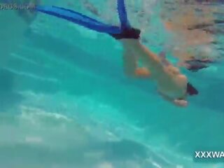 Exceptional bruneta harlot bonbón swims podvodní