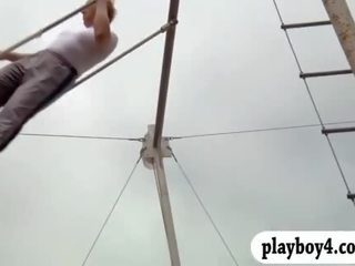Sedusive badass bebês tryout swinging para cima em o ar enquanto nu