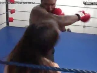 Črno moški boks beast vs mini beli mlada ženska ryona