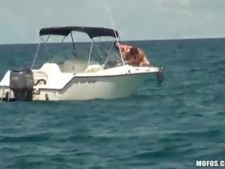 Deux filles sur une yacht espionné sur et défoncer