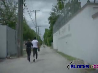 Mustad edasi cops õues avalik seks film koos rinnakas valge grown-up babes