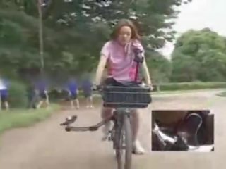 Японська краля masturbated в той час як скаче a specially modified секс фільм відео bike!