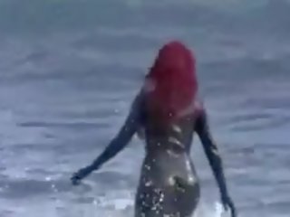 Bianca beauchamp në një e zezë lateks kostum në the plazh