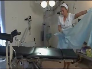 Tremendous krankenschwester im bräunen strümpfe und absätze im krankenhaus - dorcel