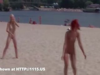 二 枯瘦 裸体主义者 辣妹 frolic 周围 该 海滩