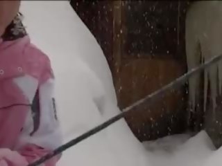 Beguiling lesbička hrát v the snow