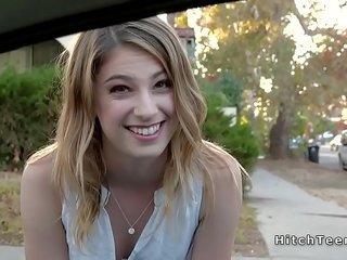 Thankful rubia adolescente autostopista folla extraños peter