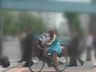 Aziāti lelle jāšana the bike squirting visi viņai vāvere juices
